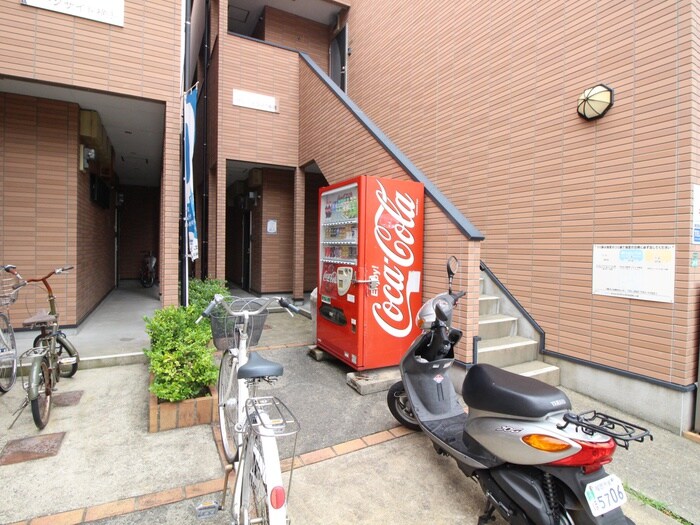 物件外観写真4　(エントランス部分)