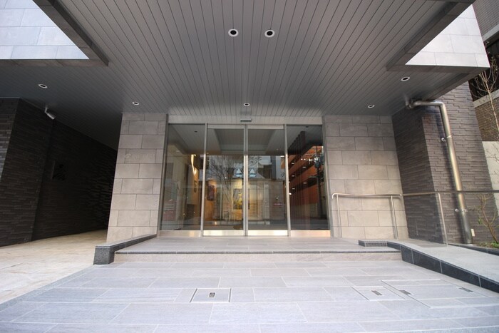 物件外観写真2　(エントランス部分)