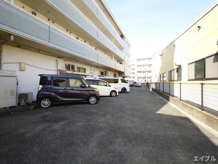 アドヴァンス88の駐車場