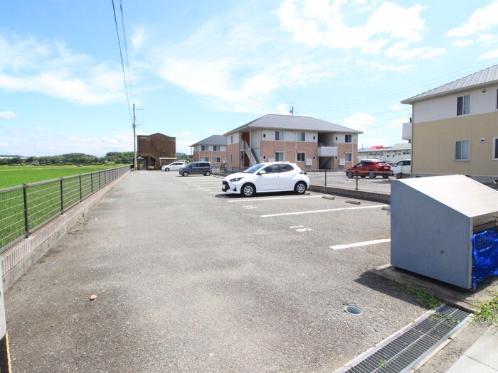 物件外観写真2　(駐車場)