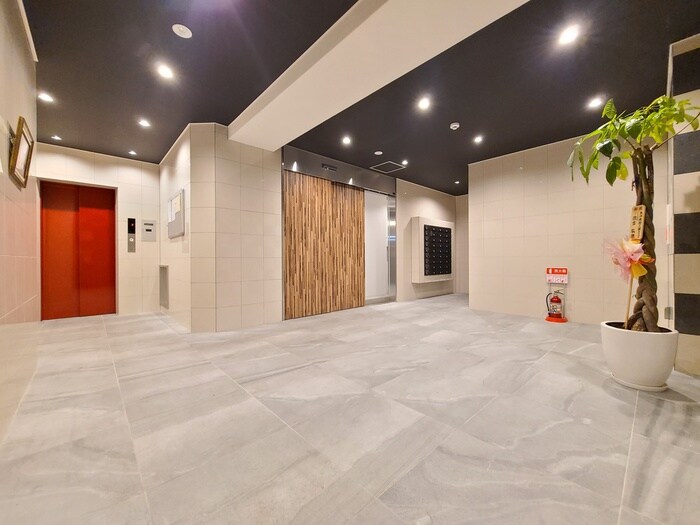 物件外観写真2　(エントランス部分)