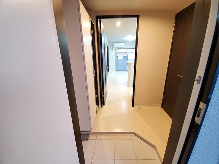 物件内観写真4　(玄関)