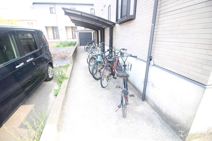 物件外観写真4　(駐輪場)