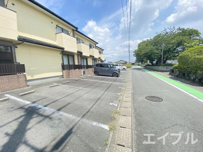 物件外観写真2　(駐車場)