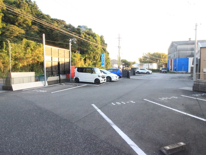 物件外観写真3　(駐車場)