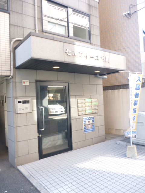 物件外観写真2　(エントランス部分)