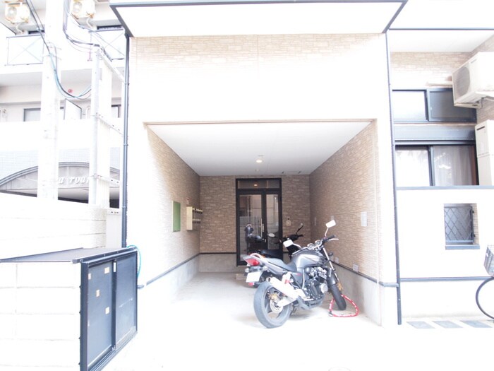 物件外観写真2　(エントランス部分)