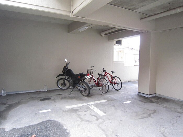 物件外観写真4　(駐輪場)