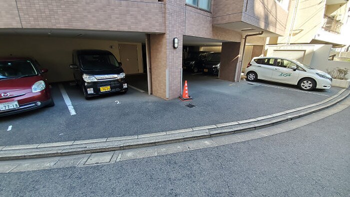 物件外観写真5　(駐車場)