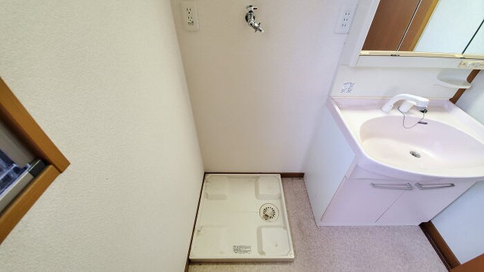 物件内観写真18　(洗濯機置場)