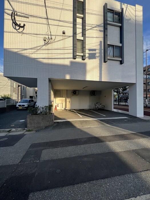 物件外観写真4　(駐車場)