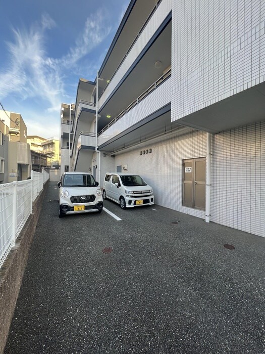 物件外観写真5　(駐車場)
