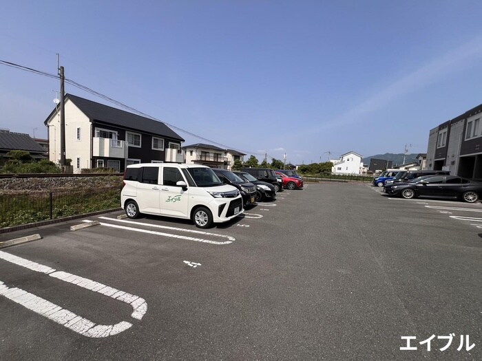 物件外観写真2　(駐車場)