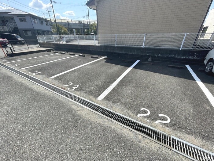 物件外観写真3　(駐車場)