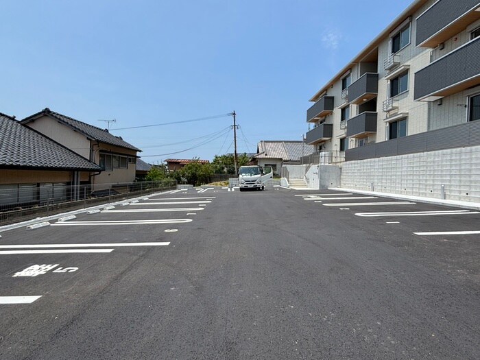 物件外観写真2　(駐車場)