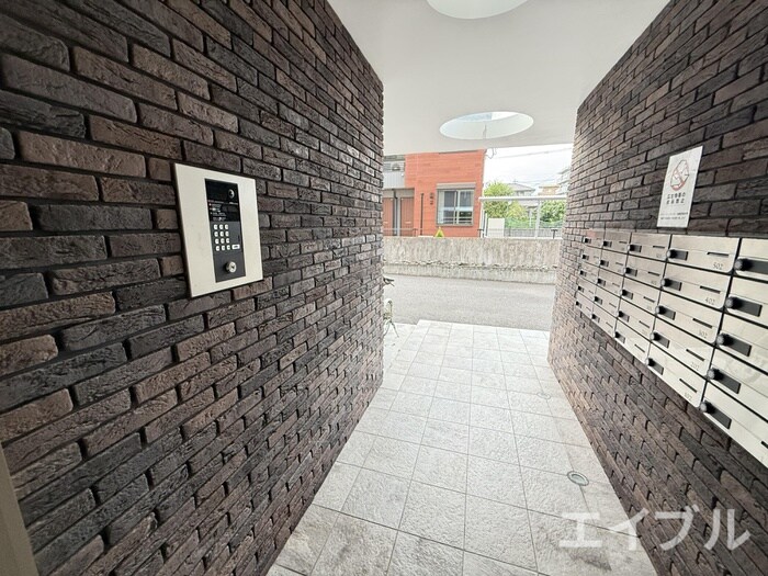 物件外観写真2　(エントランス部分)