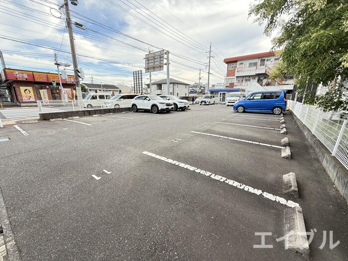 物件外観写真3　(駐車場)