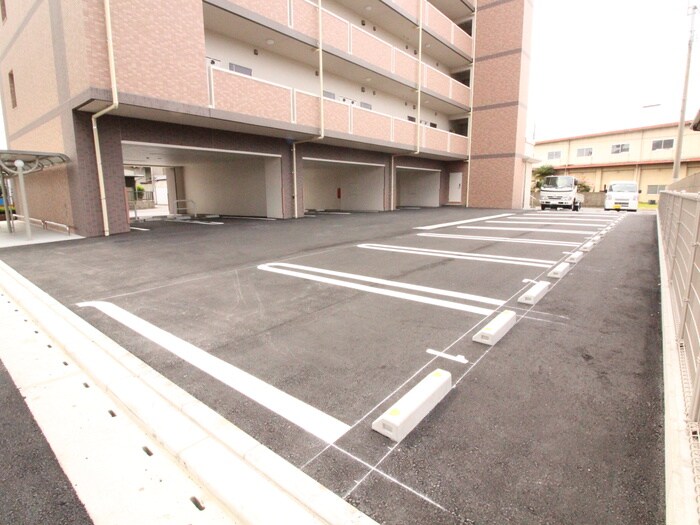 物件外観写真4　(駐車場)