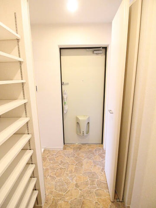 物件内観写真18　(玄関)