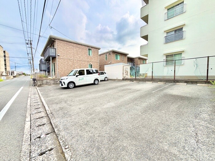 物件外観写真2　(駐車場)