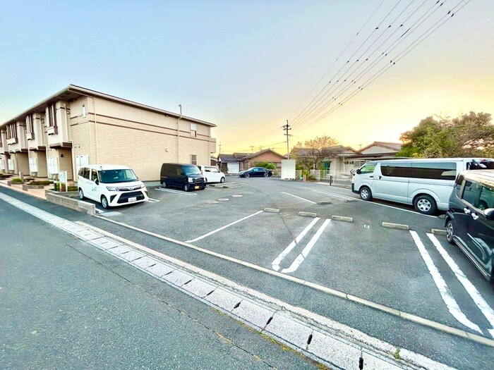 物件外観写真2　(駐車場)