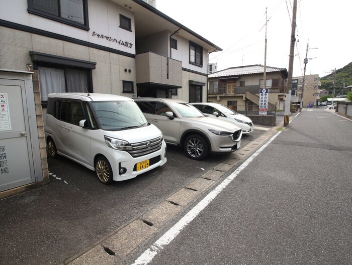 物件外観写真4　(駐車場)