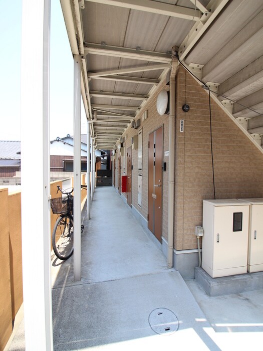 物件外観写真4　(エントランス部分)