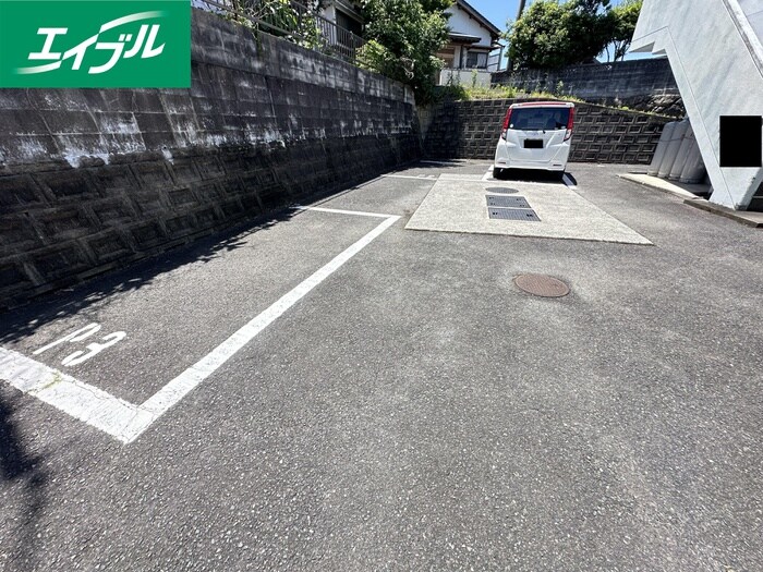 物件外観写真2　(駐車場)