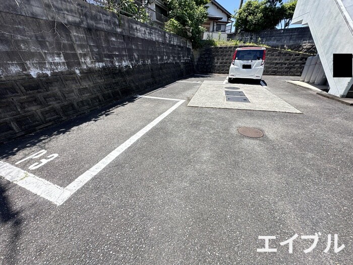 物件外観写真3　(駐車場)