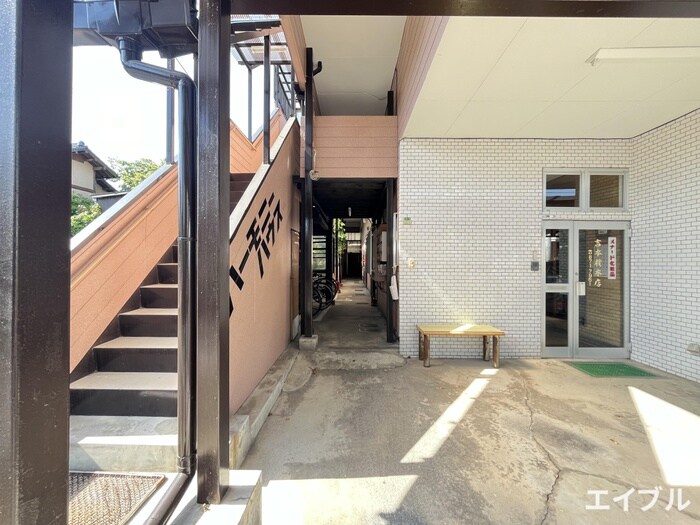 物件外観写真3　(エントランス部分)