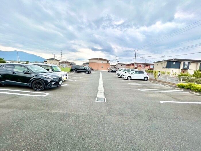 物件外観写真2　(駐車場)