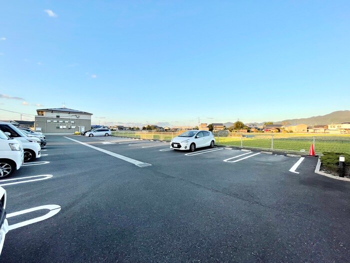 物件外観写真2　(駐輪場)