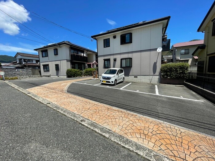 物件外観写真2　(駐車場)