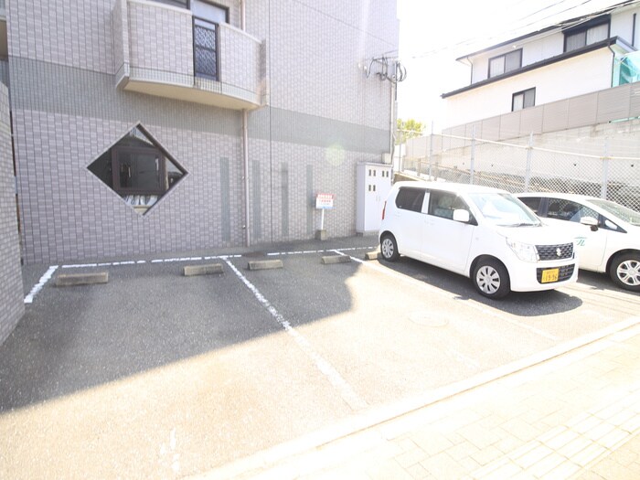 物件外観写真6　(駐車場)