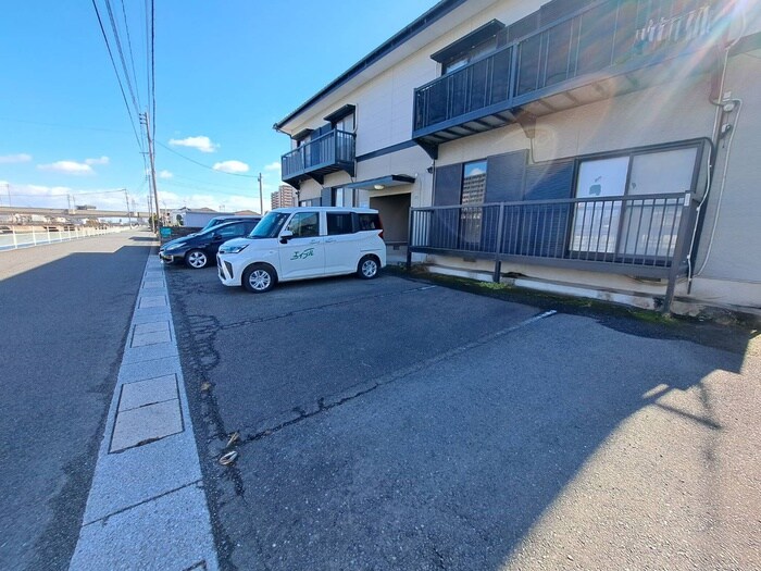 物件外観写真2　(駐車場)