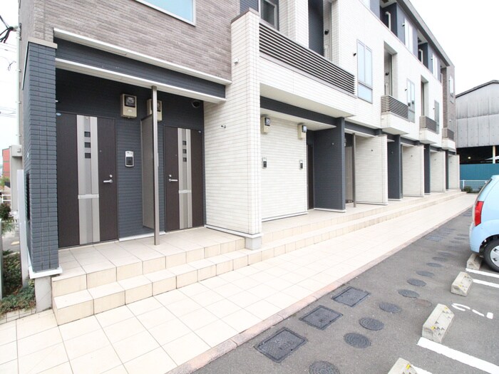 物件外観写真3　(エントランス部分)