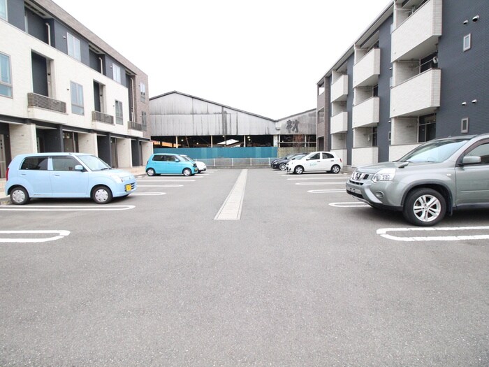 物件外観写真4　(駐車場)