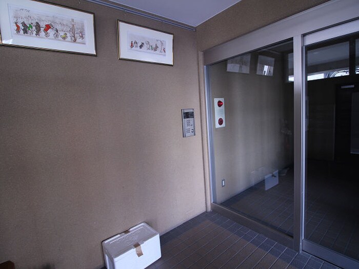 物件外観写真4　(エントランス部分)