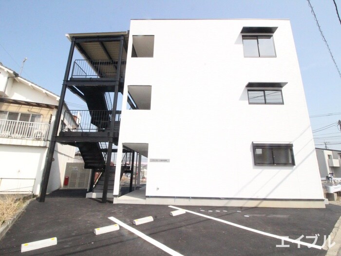 物件外観写真3　(駐車場)