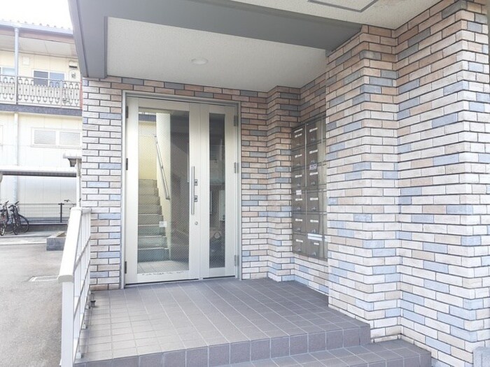 物件外観写真2　(エントランス部分)