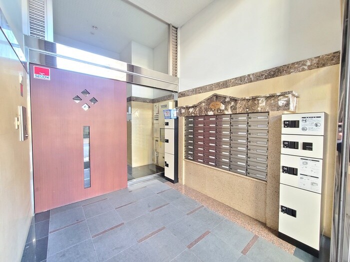 物件外観写真2　(エントランス部分)