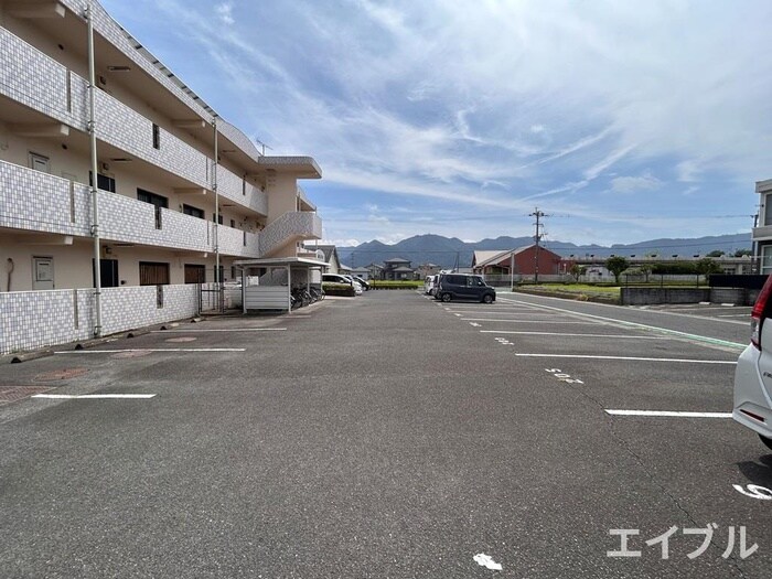 物件外観写真5　(駐車場)