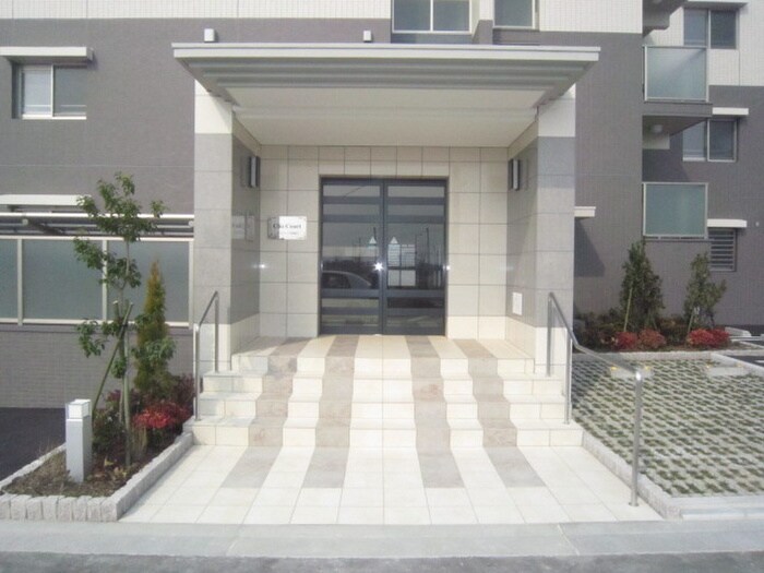 物件外観写真2　(エントランス部分)