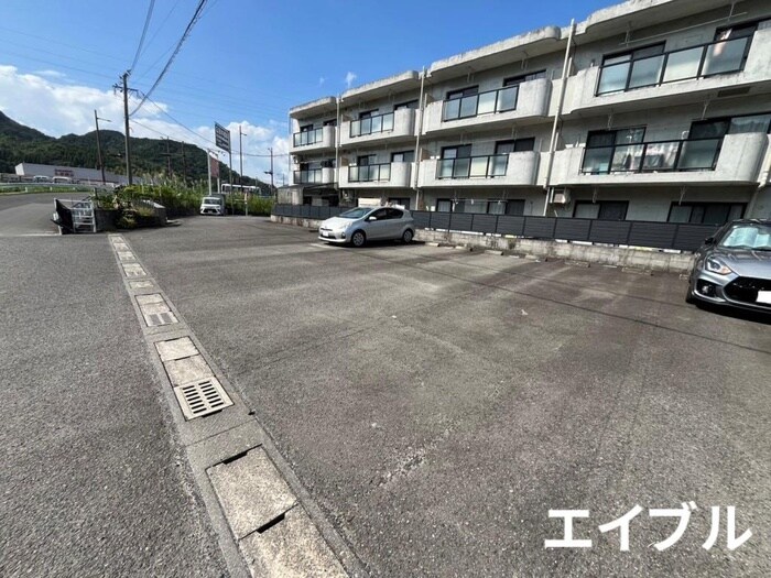 物件外観写真3　(駐車場)