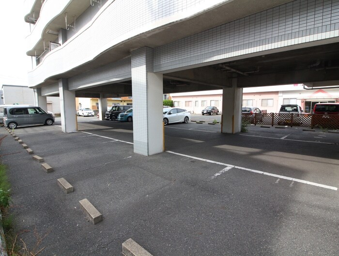 物件外観写真5　(駐車場)