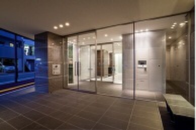 物件外観写真3　(エントランス部分)