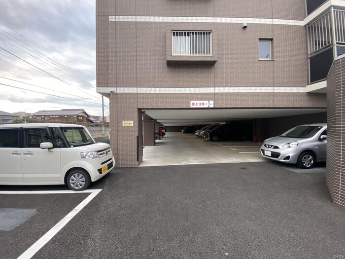 物件外観写真5　(駐車場)