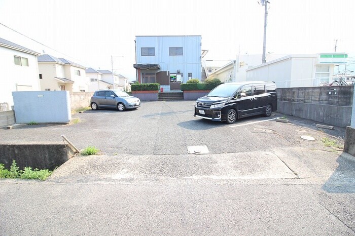 物件外観写真2　(駐車場)