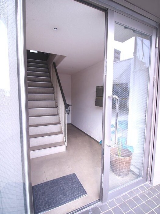 物件外観写真2　(エントランス部分)