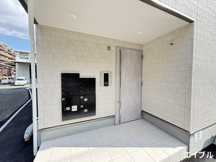 物件外観写真4　(エントランス部分)